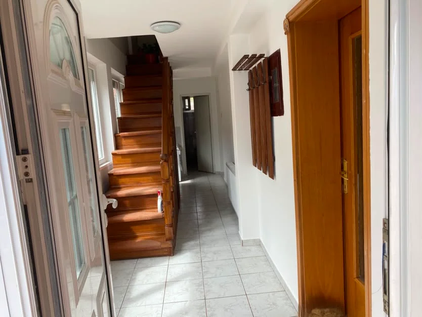 Renoviran hodnik – krečenje i završna obrada zida